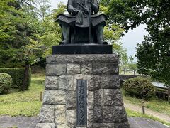 米沢城跡の濠に架かる舞鶴橋から上杉神社方面は米沢城の本丸跡です。

神社の参道沿いには上杉謙信公の銅像や…