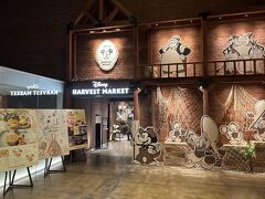 ここで二手に別れます
工場夜景クルーズ組と赤レンガ倉庫組です
私は赤レンガ倉庫組
たくさんのセンスの良いお店が入っていてちょこちょこショッピング
そして『Disney HARVEST MARKET』へ