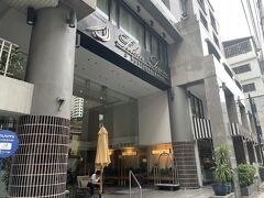 ２日目です。まずは、他のメンバーのホテル（Silom Serene Hotel）へ向かいます。
これから観光メンバーの3人で、「ワット・パークナム（Wat Paknam Phasicharoen）」観光です。
昨日、東京メンバーからは、タクシーで移動しましょうとの提案がありましたが、時間もあるため、MRTで移動です。