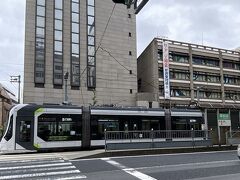 4日目。
チサンホテルの前にある電停「銀山町」
近代的な電車ですね。
