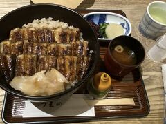 そろそろ開店時間だから、あなごめしのお店に戻り待機。
名前呼ばれて、無事に注文。
あなご飯(並) 2800円。