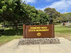 ダイヤモンドヘッドに到着
パパの手配ミスのため、3人で登山します。
今はダイアモンドヘッドは、事前予約制。駐車場も一緒に予約しないと車が停められません。