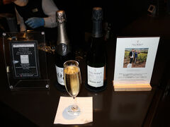 3階の受付からサロンに入って，「TELMONT RESELVE BRUT」を戴きました。