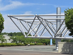 公園には1970年の万博で太陽の塔を囲んでいた屋根の骨組みの一部が残されています。