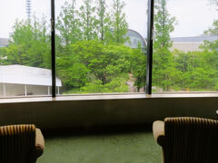 京都から大阪へ電車で移動。
まずは宿泊するグランドプリンス大阪ベイへ荷物を預けに行きました。
二階ラウンジでは、コーヒーとクッキーが無料で頂けます。
眺望も良くちょっと休憩して、いざ夢洲へ