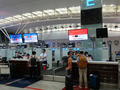 ノイバイ空港のJALカウンターです。