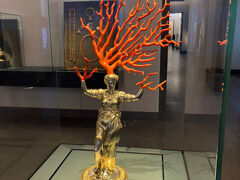 緑の丸天井は写真撮影禁止だったし、特に見なくてもいいかな？って思ってたけど、せっかくだからと早朝モバイルで予約した。
でも、思いの外すごく良かった…

こちらからの写真は、2階にある新・緑の丸天井です。

まぁ、1Fの歴史的な緑の丸天井がドレスデン城の室内宝飾の博物館（お宝もザクザクだったけど）だとしたら、新の方はそこに飾られていた宝物館ってところかしら？

いやいや歴史的な緑の丸天井に飾られている宝物も高級そうだったしな～
chatGPTに聞いても良く分からなかった…