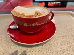 念願のザクセンワインもゲット出来たので、アイアーシュッケの店に再度行ったけど、やはり満席で入れず。

なので、シュトーレンの発祥と言われているエミール・ライマンへ
普通はシュトーレンってクリスマス近くでしか購入できませんが、こちらのエミール・ライマンはいつでも購入できるようです。
カフェも併設されていて、他のスイーツも充実してましたが、なぜか何も食べる気にならず、シュトーレンだけでもお土産で購入しようかと思ったのですが、結局購入せず…
カプチーノだけ飲みました