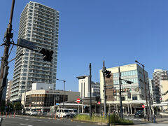東中野って・・・こんな街・・・JR東中野駅
東中野駅は、JR総武・中央緩行線、都営地下鉄大江戸線の駅となっています。駅前にはタワマンが建っています。