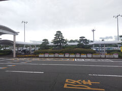 鳥取空港着
レンタカーターミナルがすぐ真横で徒歩でアクセスできるから往復とも送迎待つロスがなくていい