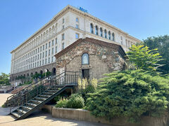 ホテルの最寄り駅セルディカでメトロを下車。
出口へ進んでみるといきなり古そうな教会が。
聖ぺトカ地下教会でした。

オスマン朝時代の14世紀に造られたということで、
控えめなたたずまいです。