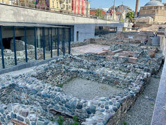 ぺトカ教会の前の道を進むと何やら遺跡群が。
セルディカの遺跡でした。
地下鉄工事で偶然に見つかった2～14世紀の遺跡群らしい。