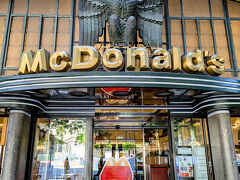 広場に面したマクドナルド。鷲の像のある入口をくぐると・・・