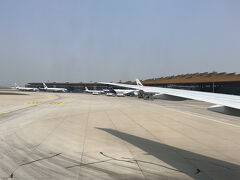 というわけで、現地時間11時30分過ぎに「北京首都国際空港」に到着。
予定到着時刻は12時だったので、少し早めに到着。
（羽田あるあるの出発時の飛行機渋滞に巻き込まれなかったからかなｗ）