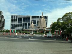 東京駅まで電車で行こうとホームまで行ったのですが月曜のラッシュで(多少予想はしていたけどここまでとは^^;)高齢者がいるので電車は諦めタクシーで東京駅まで行きました
途中の川崎大師 自動車交通安全祈祷殿です
思わずパチリ