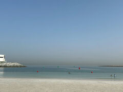 朝８時、LOCOTABIヌールさんによるドバイ半日ツアーへ。
まず最初にドバイの公衆ビーチに来ましたが、気温43度＆太陽光線ギラギラのため、人はほとんどいませんんッ!!
