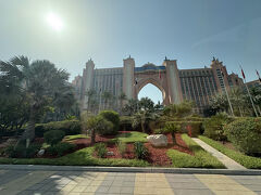 高須クリニックCMでもお馴染みのアトランティス・ザ・パーム・ドバイに来ました。
ピンクのホテルの真ん中がスペード形に切り抜かれています。
https://www.youtube.com/watch?v=4bvWUi_lUUo