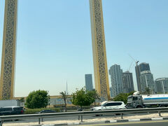 車窓からドバイフレームを撮影！
フレーム内の下に小さく見える細い塔が、世界一高い建物＝ブルジュ・ハリファです。