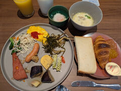 最終日の３日目も早起き、ソルトを入れたお風呂に入りました。
お腹空いたぁ～。
さあ、また朝食チャレンジです。
どうです、今回のラインアップは？
今日は、ご飯ではなく、パンをメインに選んでみましたよ。
まあ、ご飯でもパンでもおかずのチョイスは変わらないんだけどね。。。