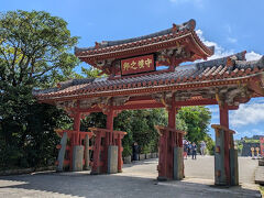 それでは、中に入りましょう！
守礼門です。
1527～1555年に建てられたそうですけど、何でそんなに幅があるの？
30年弱？、どういうこと？
守礼門という名前は、明の皇帝が1579年に「琉球は守礼の邦と称するに足りる」と言ったことに由来するそうです。
門には、「守禮之邦」と書かれていて、これは儒教の教えです。
要は琉球は儒教の教えを守るんですよと宣言しているってことだそうです。
確かに造りは中国様式ですね。
台湾の寺院にありそうな感じ～。