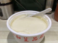 豆腐料理のお店へ。
中途半端な時間なので、ガッツリごはんではなく、豆腐プリンにします。
豆腐プリン。豆腐花。冷。大。14HKD
大小のサイズが前はあったみたいですが、メニュー表で小は消されていました。
甘みはないので、卓上の甜菜糖みたいな色の砂糖を好みでかけて食べます。
暑いから冷たくて、甘さも控えめに調整できておいしかったです。
