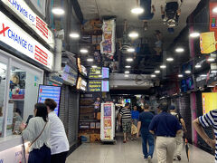 ここまで前回の残りの現金と、アプリのオクトパスカードでやってきたけど、現金ももう少し必要なので、チムサーチョイに移動して、有名なチョンキンマンションの両替屋さんに行ってみます。
２０時くらいには閉まってしまうそうなので急ぎました。
数店あったので、レートを見比べて一番有利なところで１万円ほど両替。（写真のお店ではありません、笑）