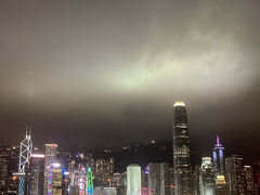 見慣れてきたとはいえ、やはりこの夜景を見ると香港に来たな～という気分になれます。