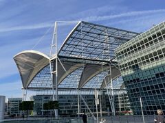 スペインのマラガに向けて乗り継ぎ

いったん外に出る

今回も空港にあるビアホールにしよう
ブランチ！
（ホントはマラガでランチ食べたいけど、着くのが遅いのでこちらで）