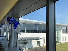 岩国錦帯橋空港に到着。
青い金魚がお出迎え。
柳井の金魚提灯は有名だけど、街中は赤い金魚提灯で彩られていた筈。
岩国錦帯橋空港の金魚提灯が青いのはなぜなんだろう？