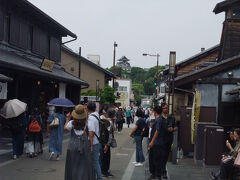 平日にもかかわらず、城下町は賑わっていました。