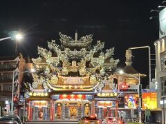 煌びやかな寺院。