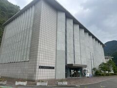 洪水調整による下流域の水害防止や灌漑用水・水道水・工業用水の確保を目的に作られてたダムとのこと
