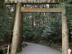 往路は夜行バスにて。伊勢神宮で降りたのですが、入り口までは結構歩きました。
