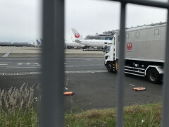 天王洲アイルを離れて羽田空港にやってきました
外から飛行機を眺めます。