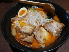 四川ラーメン！
一見こってりに見えますが、意外とあっさりのスープ、辛みも私には殆どナシ状態。
厚めのチャーシューが柔らかくてめちゃ旨ｗ
とってもおいしゅうごさいました ♪