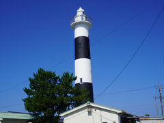 ここから、生地の市街に入って。
生地鼻灯台は、市街の中にひょっこり建つ灯台。高さ30.40mは北陸地方では第2番目の高さだとか、日本海と富山湾の境界の役割も担っているとかあるようですが、最大の特徴は白地に2本の黒いラインが入るというツートンカラーのデザイン。雪が深い場所だとこういうのがあるのですが、この辺りも雪が深い地域なのかもしれません。