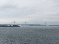 17時前、瀬戸大橋が見えました。いくつも見える吊り橋の塔柱が美しいです。