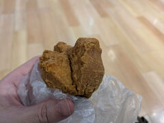 １個だけお買い上げです。
サーターアンダギープレーン味（110円）
かなり大きかったです。
サーターアンダギーとは、砂糖の天ぷらという意味だそうです。
知らなかったぁ～。
揚げたては初めて食べました。
外はサクサク、中はしっとり、ほんのりとした甘みが最高でした。
これは美味しいね。