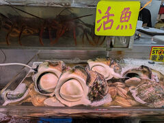 次は、第一牧志公設市場に行ってきました。
１階は、市場になっています。
魚屋さん、肉屋さん、お惣菜屋さんが並んでいます。
市場という割には、あまり大きくはない感じでした。
土曜日の11時くらい、観光客もまばらでした。