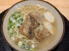 待つこと10分ほど。
なんこつそば（900円）
おぉ～、結構大きいです。
鰹出汁の匂いが食欲をそそります。
沖縄そば初体験なので、普通麺をお薦めされました。
結構な太麺でモチモチというより、ツルツルでした。スープは、豚骨と鰹出汁だそうです。
さっぱりしていて、スープを全部飲み干しても、罪悪感は薄め。
ナンコツは結構な大きさでした。
口に入れると、トロトロでほどけていきました。
ちょっと甘辛の味付けは、ビールに合いそうです。
めちゃ美味しいです。
後半は、卓上にあった紅ショウガを少し入れて食べました。
初めての沖縄そばをここで食べてよかったぁ～。
店員さんもとても優しかったです。
