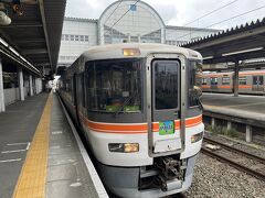 豊橋10:08発特急伊那路に乗り込む。1日目は天竜峡を観光予定。指定席をとっていたが、自由席もガラガラ。平日なら自由席でいいかもしれない。