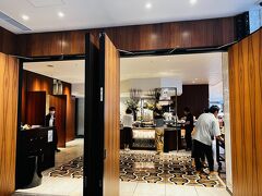ランチビュッフェは１２０分制で、スタートは１２：００ or１２：３０のどちらか。

マイティーの公演は１５時開演なので、逆算してちょうどいい時間まで居られる１２：３０を選びました。

右手前のカウンターにいた女性スタッフに名前を告げるとインカムで呼ばれた男性スタッフが左奥からやってきて、「◯番テーブルへ」という指示でスマートに席まで案内されました。