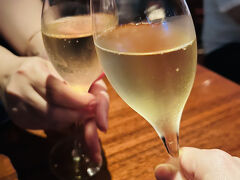 さてさて、mamamamaさまがホテルの下までお迎えに来てくれて一緒にお店へ♪

THE RIGOLETTO OCEAN CLUBを予約してくれていました！

１ヶ月ぶりのカンパ～イ♪(*^^)o∀*∀o(^^*)♪