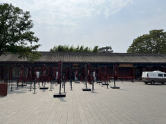 毛沢東さんの肖像画の横を通り抜けると、故宮のほうへつながります。

「端門」をくぐって、故宮入場場所の「午門」との間に、「チケットセンター」がありました。

最初どこでチケット料金を支払えばいいのかよく分からなかったのですが、それっぽい窓口がここしかなかったので、ここで「我预订了」って言ってパスポート渡したら、予約状況がモニターに反映されているのが見えたのでｗ、大丈夫でした。

アリペイ開くの面倒くさかったので、クレジットカードで購入。