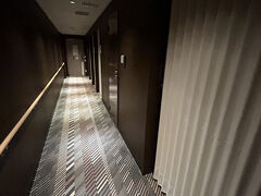 今回は初めてプライベートシングルにしてみました
ルームキーを使って入ったところの共用廊下です