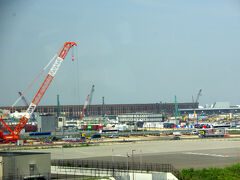 夢舞大橋を渡ると大屋根リングが見えてきました。
手前は広大な工事現場です。
万博開催中も外では工事が着々と進んでいます。
いずれこのあたりも綺麗に整備されていくのでしょう。