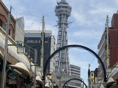 朝、ホテルを出て、大阪メトロ[https://www.osakametro.co.jp/]の未踏区間（谷町線、今里筋線、千日前線、長堀鶴見緑地線）を乗り潰して、新世界[https://shinsekaiofficial.com/]に到着したのは昼近くになっていました。

せっかく大阪まで来たので少しくらい観光っぽいこともしようかと通天閣にやってきたのですが、待ち時間含め登って降りるまでに2時間と言われてしまいました。
さすがに今日も並ぶのはちょっと辛いということで、通天閣[https://www.tsutenkaku.co.jp/]に登るのは諦めることにします。