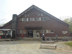 シャトルバスで鳩待峠に到着しました。数分歩くと鳩待峠の休憩所があります。帰りのバス乗車券はここで購入できますが、紛失するといけないので帰りのバスに乗車する前に購入することにします。トイレだけは絶対に済ませるのがよいです。次にトイレのあるのは１時間ほど先の山の鼻ビジターセンターです。