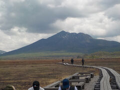 山の鼻ビジターセンターから40分ほど歩いて木道が分岐する牛頸に着きました。燧ケ岳の雄姿がずいぶん大きく見えます。また20人ほどでしょうか？休憩できる場所が作られています。このあたりは水芭蕉は少ないようです。がっくりです。