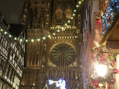 急に小道から大きな教会が…。で、でかい。